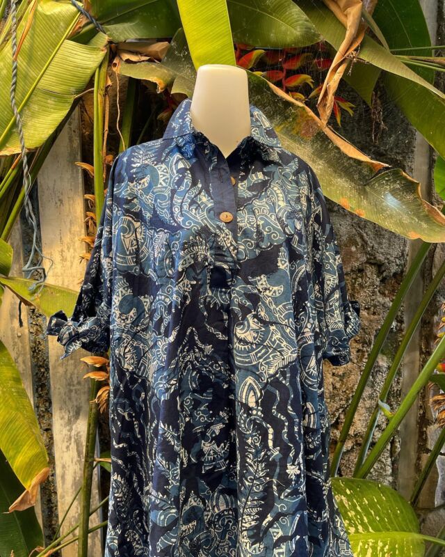 手描きバティック　藍染め　ドラゴンと星模様(8500) 手描きバティック 藍染め ドラゴンと星模様(8500)